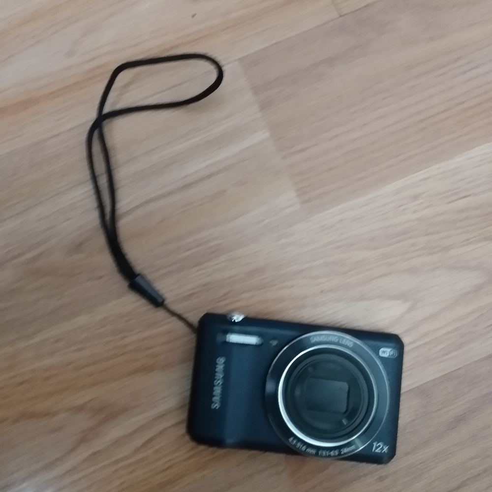 Camera with Accessories - Picture 5 of 11